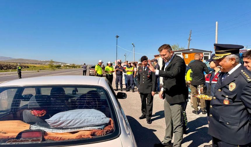 Vali Akmeşe’den bayram mesaisindeki ekiplere ziyaret