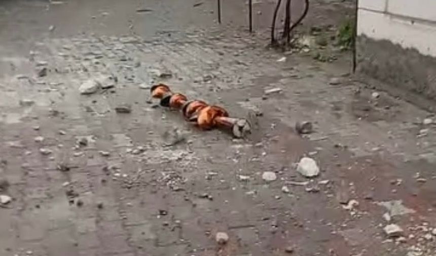 Aktaş'ta minareye yıldırım düştü