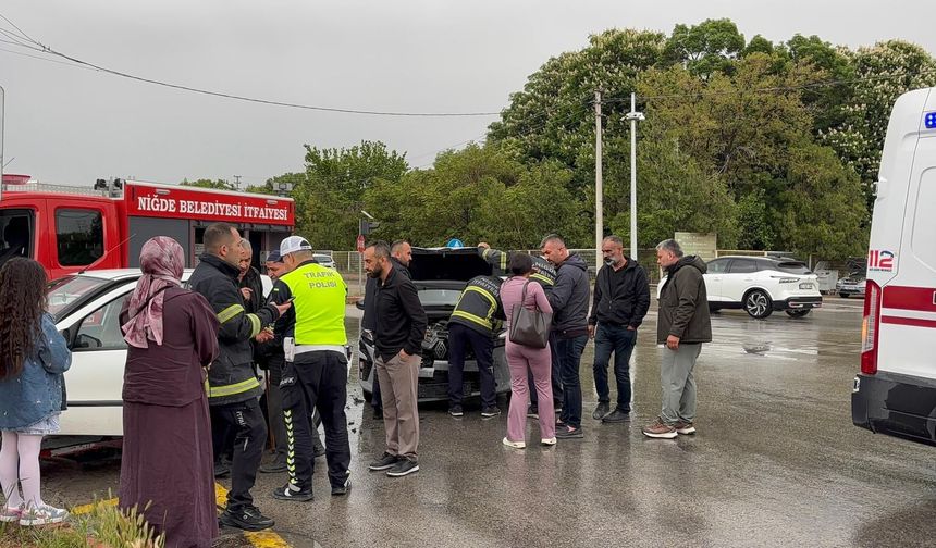 Niğde’de kavşakta iki otomobil çarpıştı: 1 yaralı