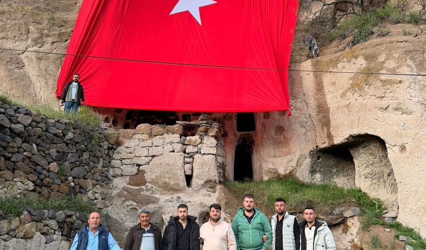 Nar Köyü gençlerinden anlamlı bayrak çalışması