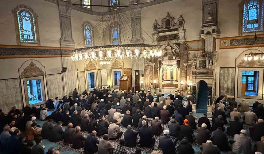 Bayram namazında Çapanoğlu camisinde saf tuttu