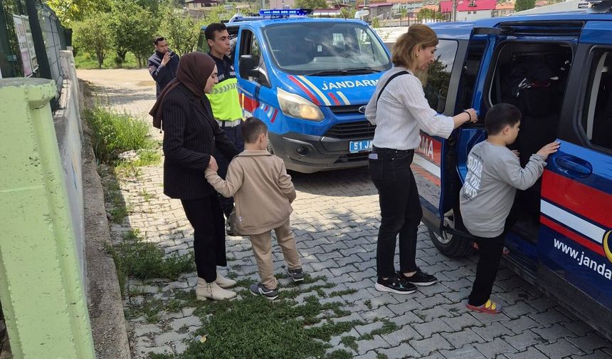 Özel eğitim öğrencilerinden İlçe Jandarma Komutanlığına ziyaret
