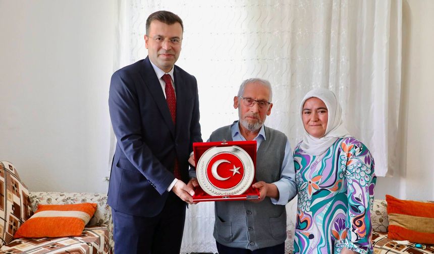 Vali Akmeşe'den şehit babasına ziyaret