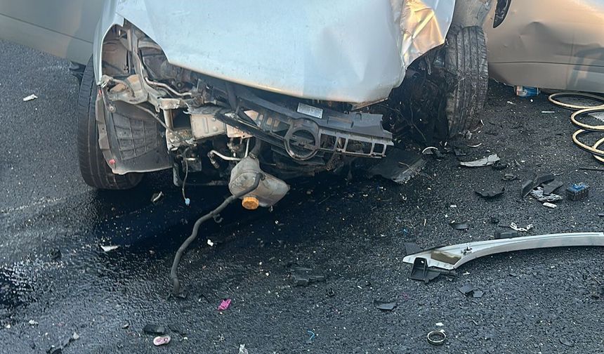 Otomobil direğe çarptı: 1 çocuk ölü, 3 yaralı
