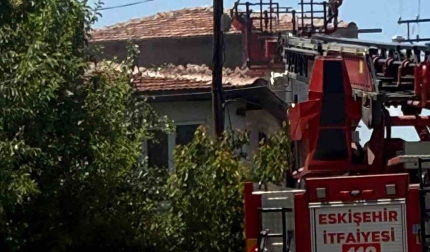 Çocuğun oynadığı ateş evi yaktı