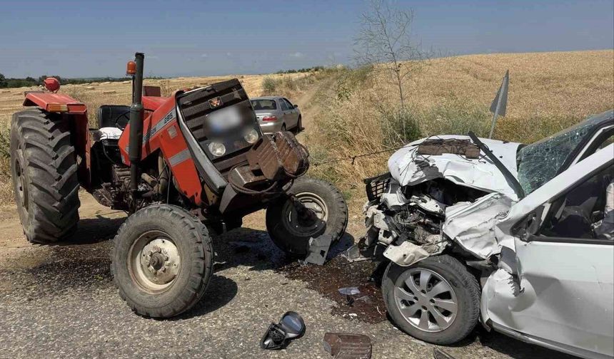 Traktör ile otomobil çarpıştı: 2 yaralı