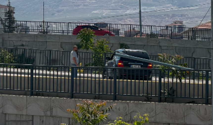 Niğde’de otomobil elektrik direğine çarptı