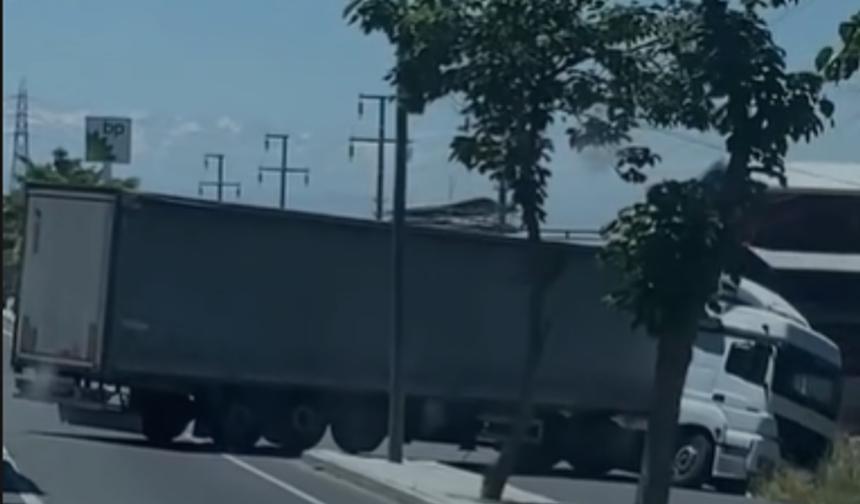 Bor'da kontrolden çıkan TIR karşı şeride geçti