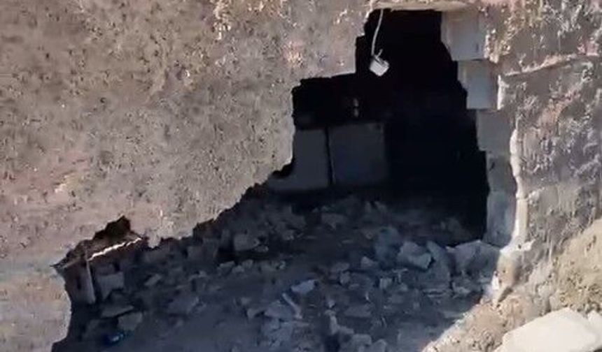 Freni boşalan traktör eve daldı