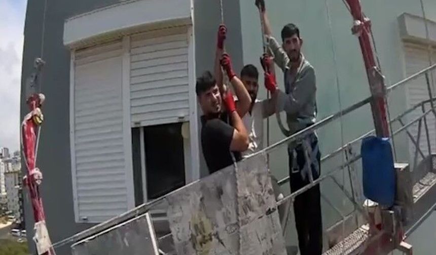 İskelede mahsur kalan 3 işçi kurtarıldı