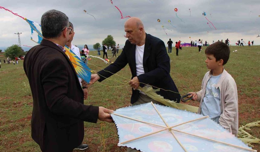 Uçurtması kopunca ağlayan çocuk için yöneticiler seferber oldu