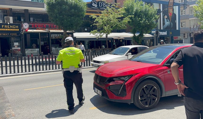 Niğde'de otomobil kamyonete çarptı