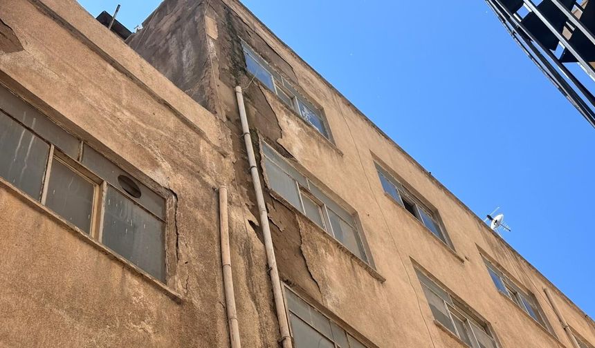 Niğde’de binadan düşen parçalar korkuttu
