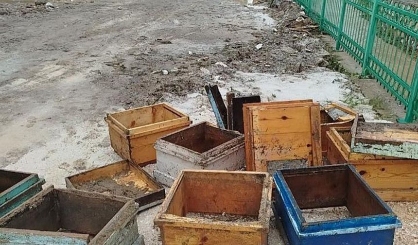 Arıcının umudu sele teslim oldu: 80 kovan zarar gördü