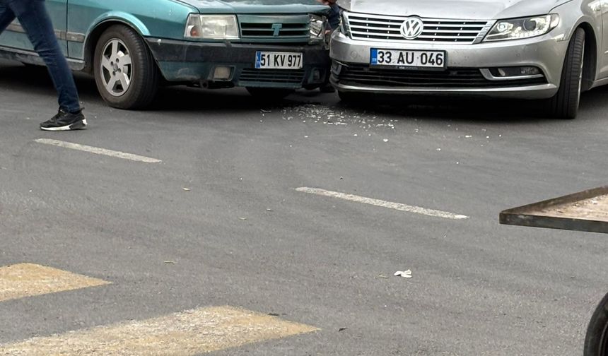 Bor’da Alparslan Türkeş Bulvarı’nda iki otomobil çarpıştı