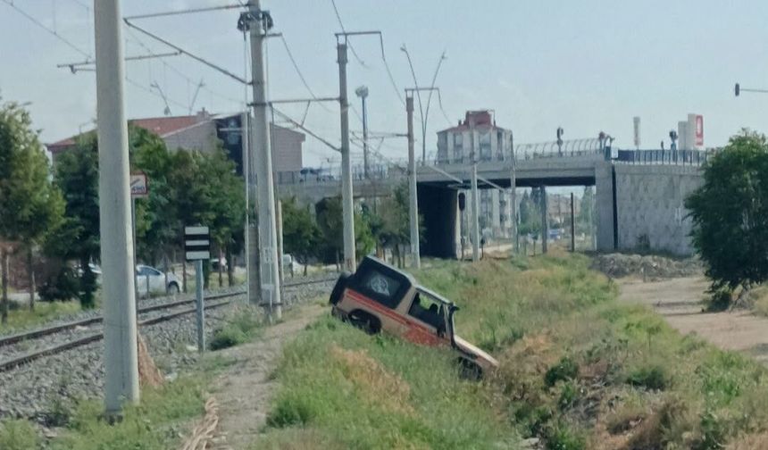 Niğde'de arazi aracı çukurda mahsur kaldı