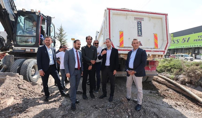 Başkan Özdemir, Ata Sanayi Sitesi'ndeki yol çalışmalarını inceledi