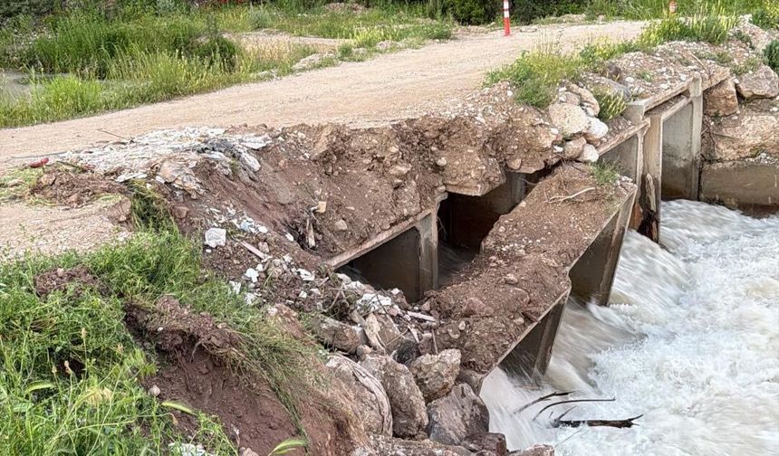 Köprü yıkıldı, 7 dakikalık yol 40 dakikaya uzadı