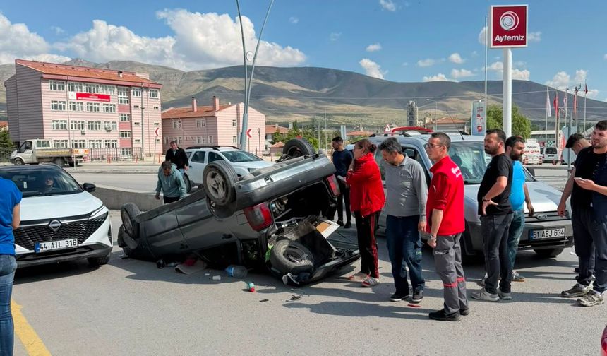 Niğde’de kontrolden çıkan otomobil takla attı