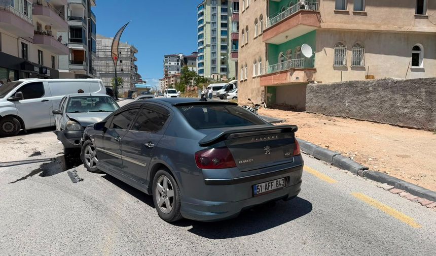 Niğde’de iki araç çarpıştı: 2 yaralı