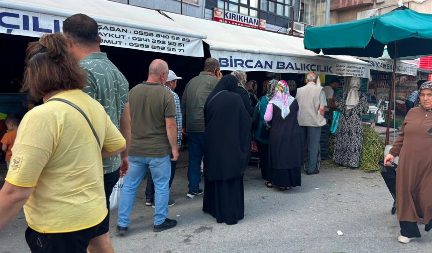 Niğde'de tezgahta 40 lira yazdı, kuyruk uzadı