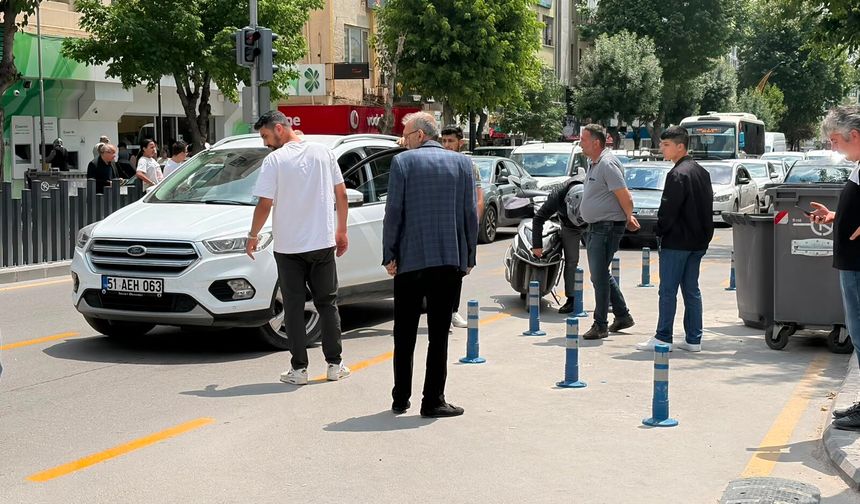 Bankalar Caddesi’nde motosiklet ile otomobil çarpıştı