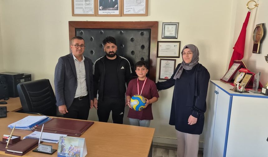 Edikli’de selde yavru köpekleri kurtaran Efe’ye ödül