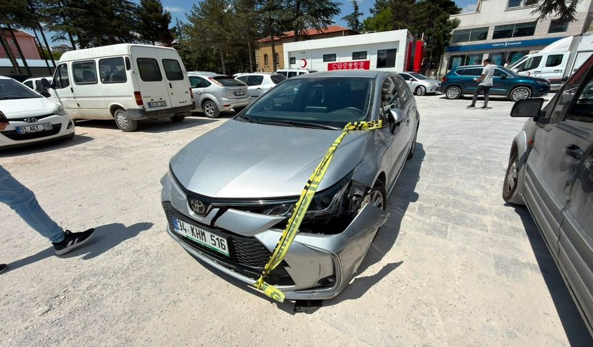 Cumhuriyet Meydanı’nda iki otomobil çarpıştı