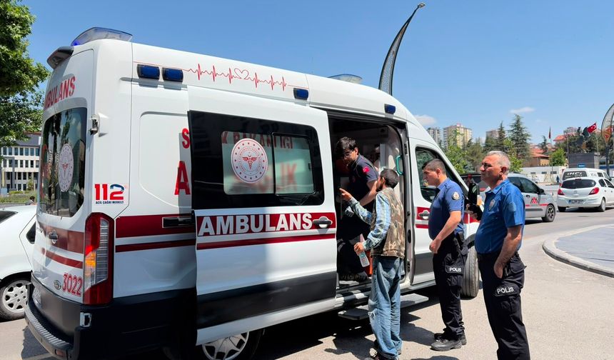 Meydanda fenalaşan vatandaş hastaneye kaldırıldı
