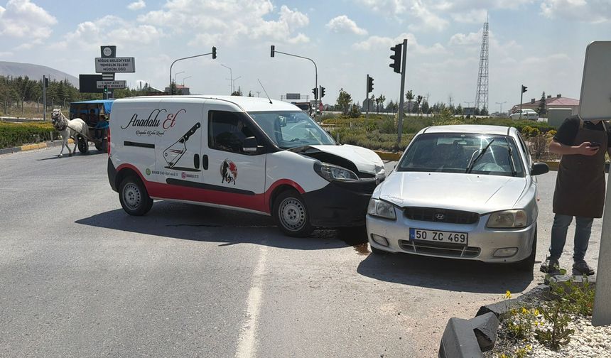 Emniyet Müdürlüğü kavşağında iki otomobil çarpıştı