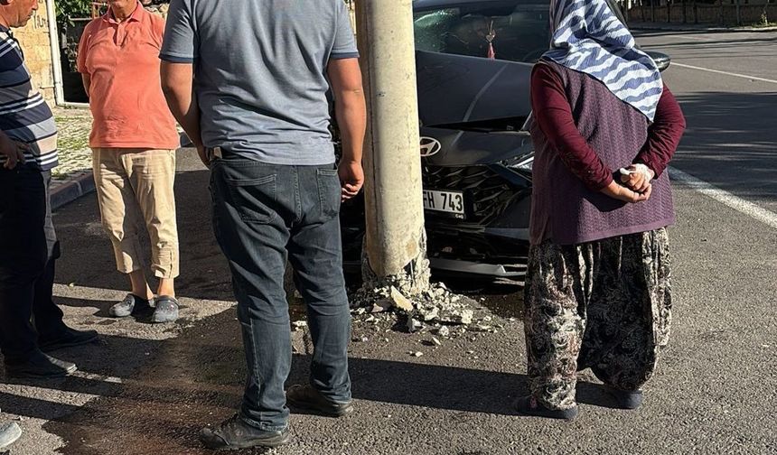 Otomobil aydınlatma direğine çarptı