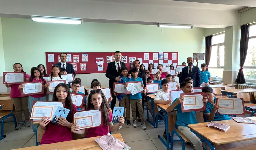 Niğde'de öğrenciler karne heyecanı yaşadı