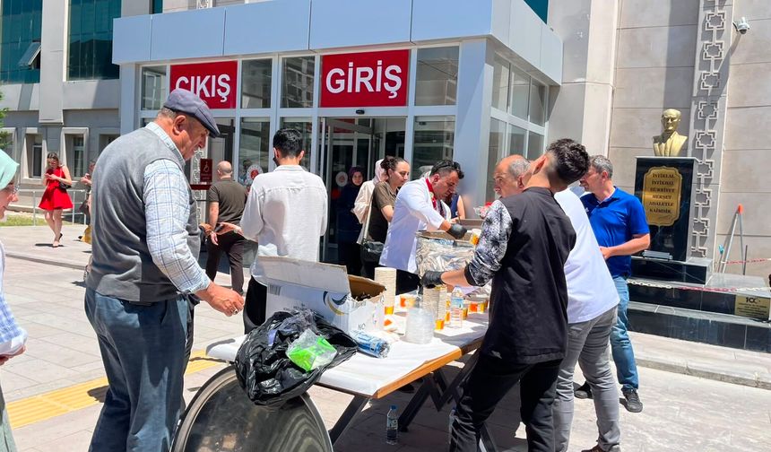 Niğde Barosu’ndan adliye bahçesinde aşure ikramı