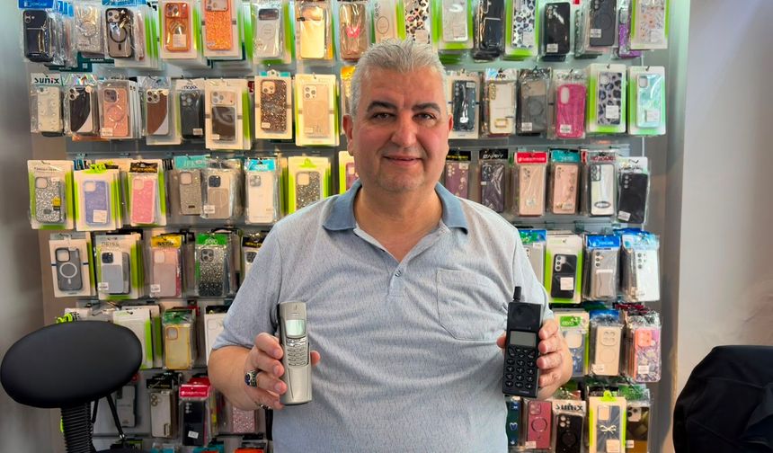 Niğde’de 25 yıllık telefon koleksiyonunu satışa çıkardı