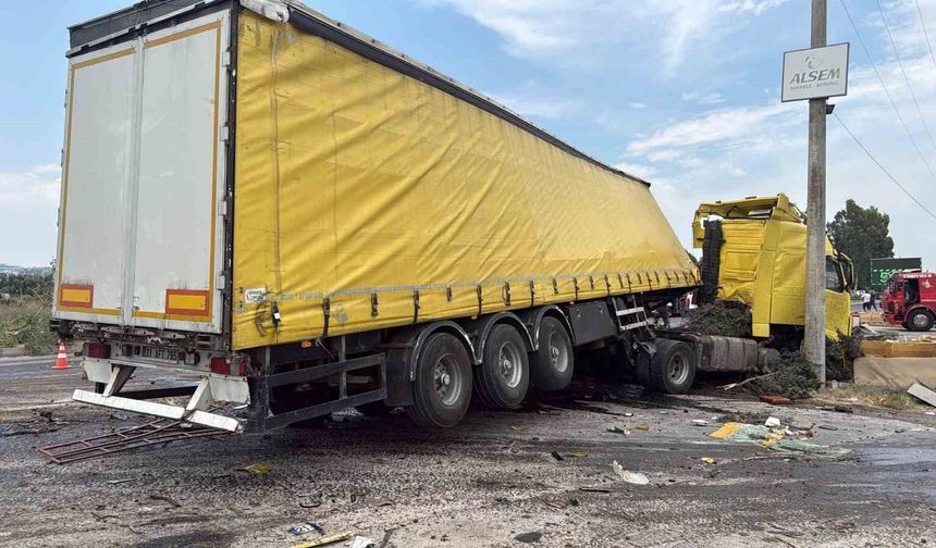 Tırlar kafa kafaya çarpıştı: 1 ölü, 2 yaralı