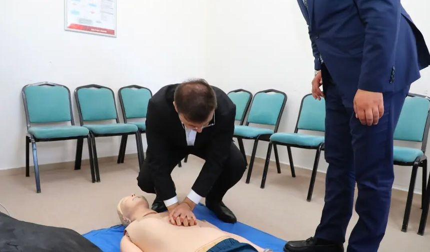 Vali Akmeşe, Özbelde Aile Sağlığı Merkezi'nde incelemelerde bulundu