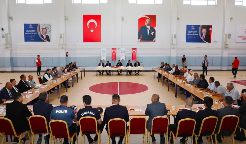 Vali Akmeşe Altunhisar'da ilçe yöneticileriyle toplantı yaptı