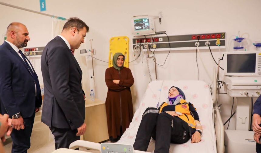 Vali Akmeşe, ambulans kazasında yaralananları ziyaret etti