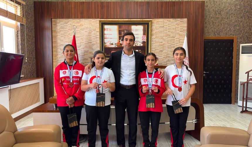 Kaymakam Kalkan'dan başarılı sporculara ödül