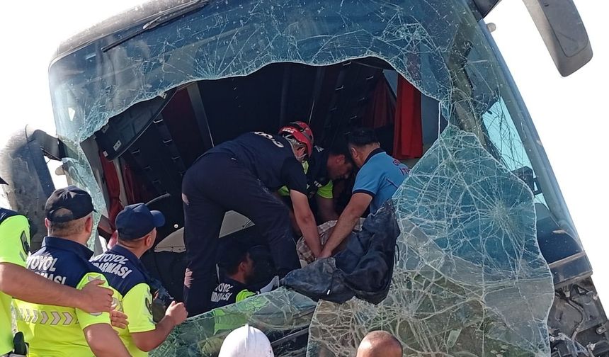 Yolcu otobüsü şarampole devrildi: 44 yaralı