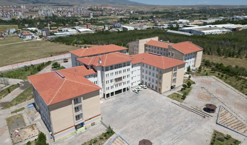 Gençler hem meslek öğreniyor hem üretiyor