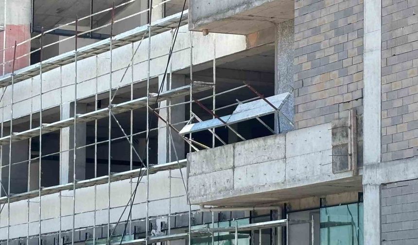 1. kattan düşen inşaat işçisi hayatını kaybetti