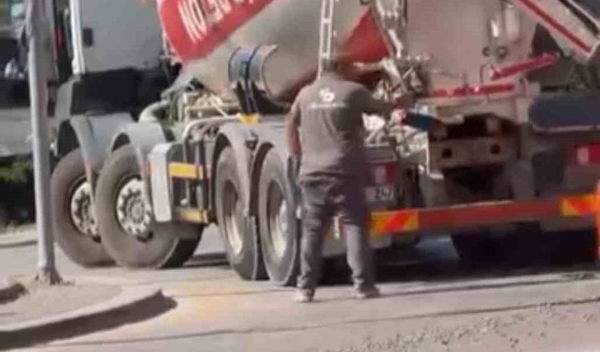 Beton mikserden taşan beton yola döküldü