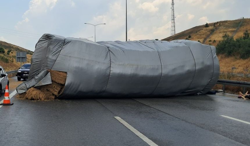 Saman yüklü tır devrildi, otoyol trafiğe kapandı