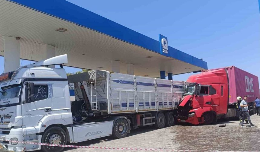 Baygınlık geçiren tır şoförü istasyonda yakıt alan başka bir tıra çarptı
