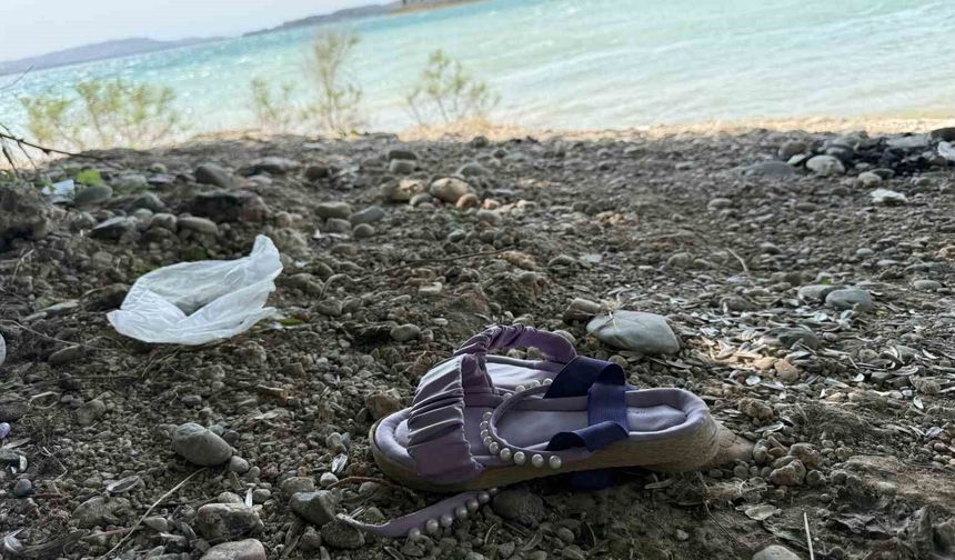 Çocuğunun terliğini almak için suya girdi, boğulup hayatını kaybetti