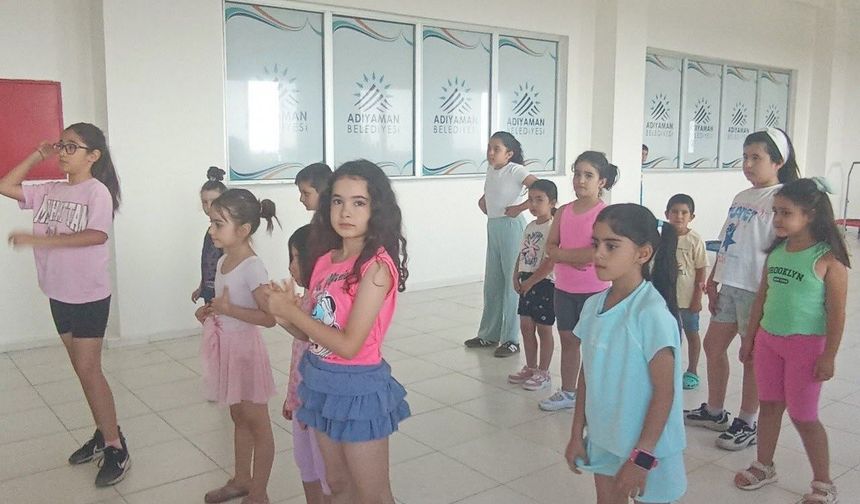 Çocuklar zumba ile hem eğleniyor hem spor yapıyor