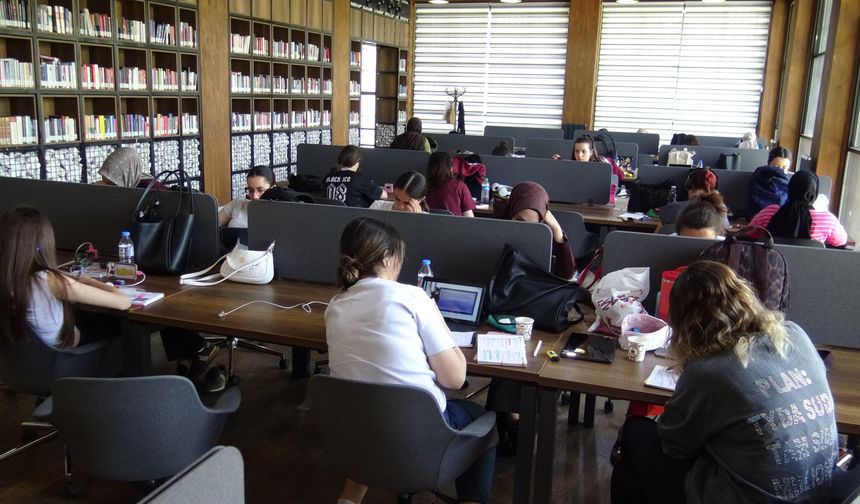 Niğde'de KPSS maratonunun kalbi kütüphanede atıyor