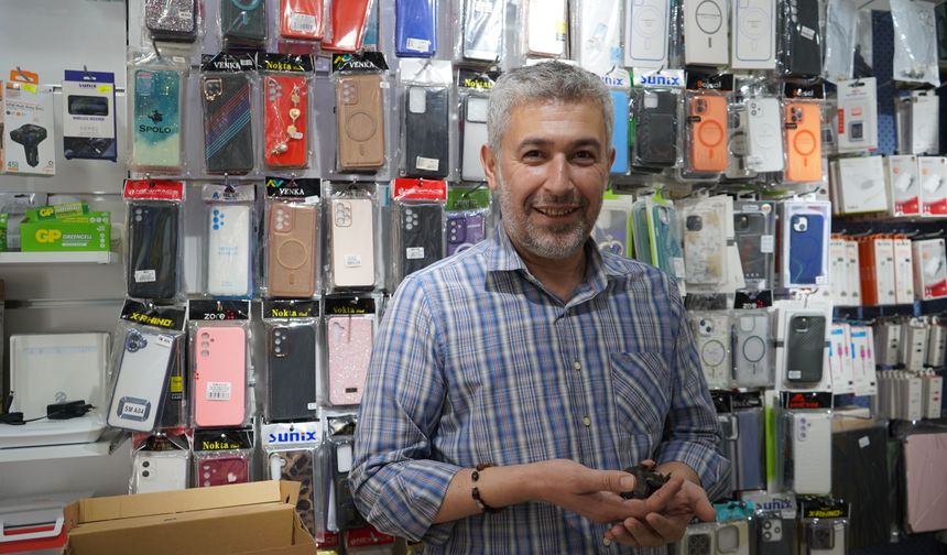 Çatıdan düşen yavru kuşa 5 gündür gözü gibi bakıyor