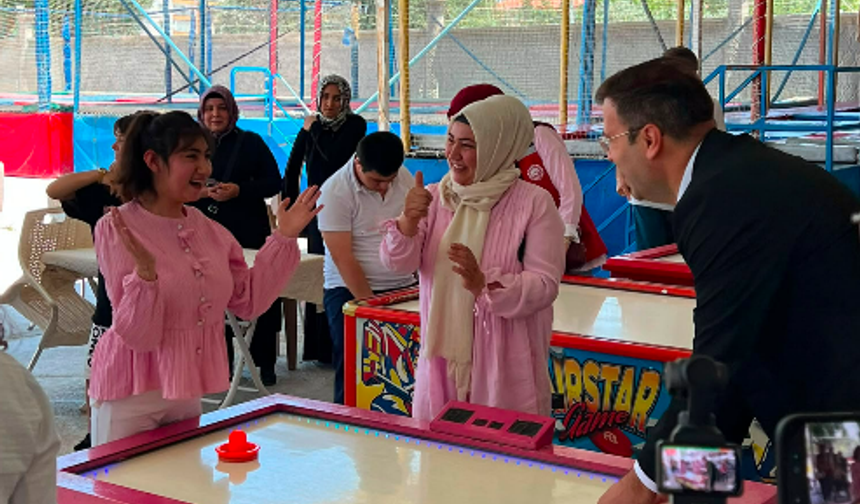 Özel çocuklar, Vali amcalarıyla lunaparkta keyifli bir gün geçirdi